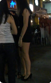 这个老外好开放,露个屁股给你看