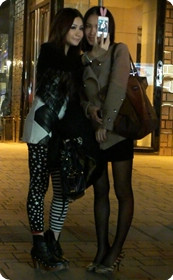 如此的黑丝美女,谁能不爱,其中一个是舒淇吗