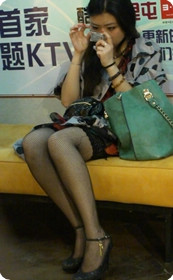 小少妇在化装呀