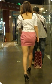 大屁股粉裙少妇