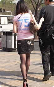 老外身边的短裙黑丝妞