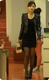 短裙长腿黑丝少妇