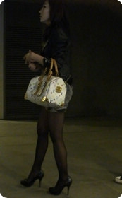 牛仔包臀黑丝美女