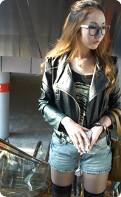 短丝袜,牛仔热裤眼镜美眉