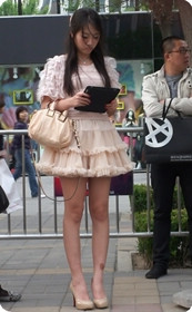 再次遇见此女,雪纺高跟诱惑依然