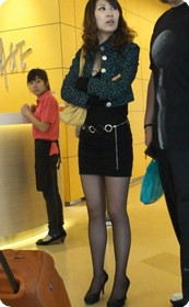 街拍黑丝人妻,样子很风骚