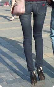 超高跟和紧身牛仔裤凸显绝世好身材