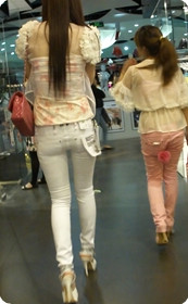 牛仔紧臀雅阁女,屁股好会扭