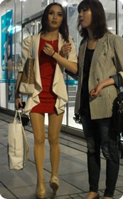 闪亮肉丝超短裙,把臀部包的好紧噢