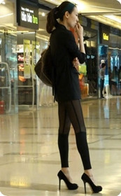 高个子美女,不一样的丝袜,身后聚集了多少双色色的眼睛