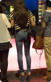 长发牛仔美女街拍,翘臀很翘噢