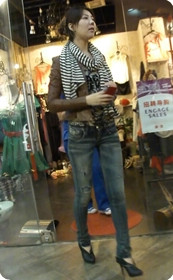 牛仔包臀紧身小妹