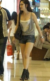 商场紧身牛仔热裤少妇