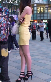 注意看噢,裙子是超薄透明的呢,这臀也翘的不行了