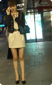 风骚的制服少妇幽会情人被街拍 通话内容更诱惑