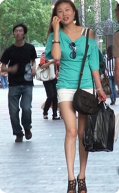 蓝衣美女超短裙下的秘密