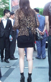 豹纹美女,身边的男人能抗的住吗