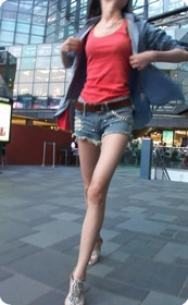 热裤长腿小少妇