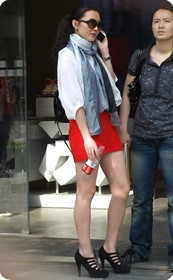 小高跟红裙少妇