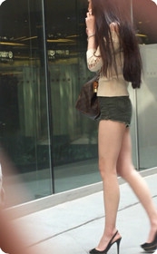 牛仔热裤紧身包臀,狐狸一样的美女