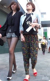 街拍热裤黑丝小少妇