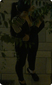 高挑黑裤丰满少妇