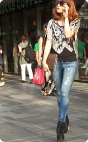 紧身牛仔包臀美女,如此美臀应该让不少人摸过吧