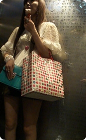 电梯高挑短裙少妇