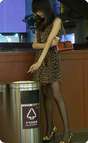 豹纹性感短裙少妇