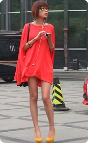 红衣美女带个眼镜假装清纯