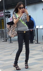 牛仔美臀高跟美腿,让人心痒痒