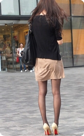 性感黑丝美女的高跟掉啦,好想上前给他穿鞋子