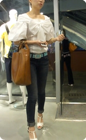 牛仔紧身包住翘臀