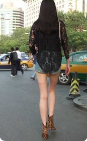 眼镜MM的美腿很惹人爱