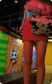 性感红裙少妇上电梯