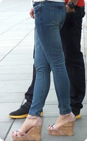 牛仔美女当街被人强吻