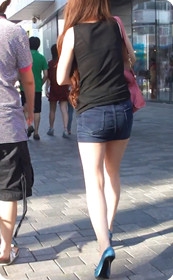 街拍大屁股热裤少妇