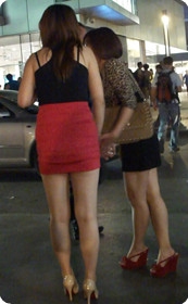 街拍宽臀红裙少妇