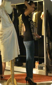 商场牛仔宽臀小少妇