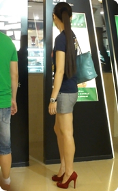 红高跟灰裙少妇