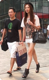 街拍高跟热裤少妇