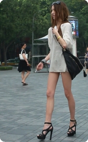 牛仔热裤,长腿高跟