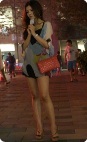 广场高挑小少妇