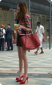 性感红高跟短裙少妇