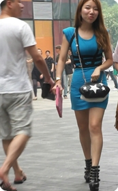 蓝裙包臀丰满少妇