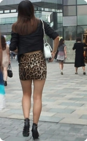 穿豹纹短裙的大屁股少妇