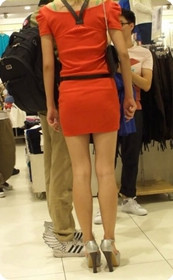 红色连衣短裙的美女,高跟也无性感