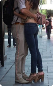 露背装的美女,和老外当街亲热被逮个正着