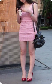 街拍一个粉色系美女和外国人的故事