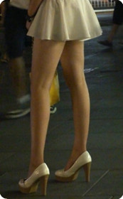 小姑娘你这短裙也忒短了吧